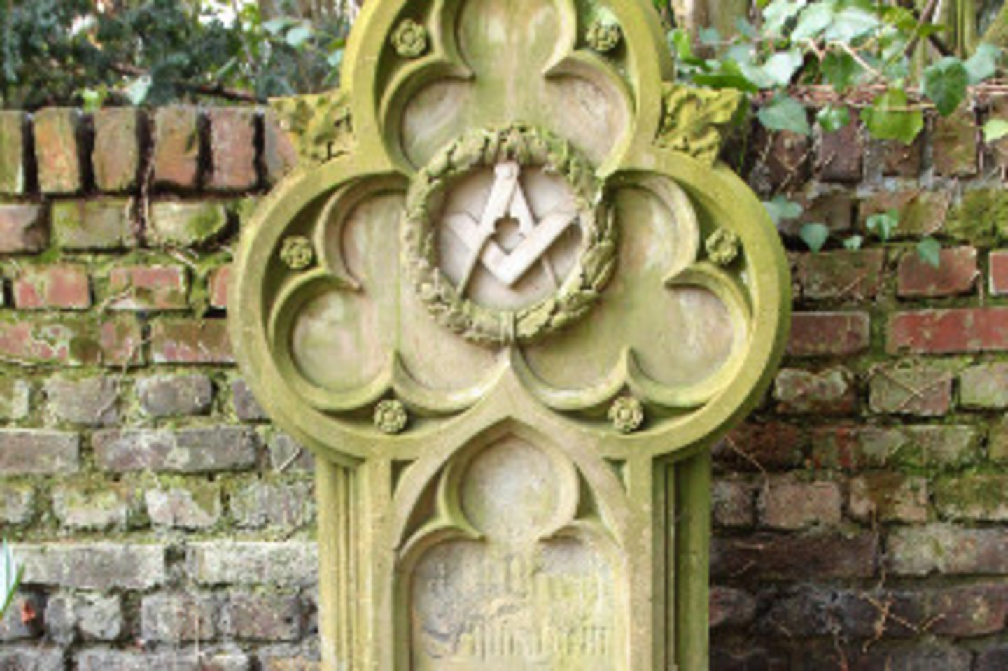 Grabmal mit antikisierenden und gotischen Elementen