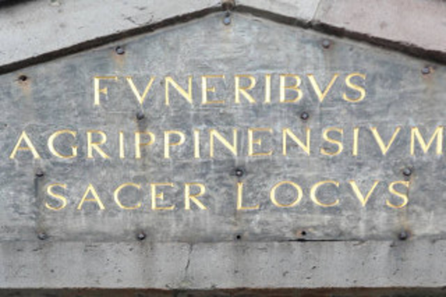 Inschrift am Giebel des Eingangstors