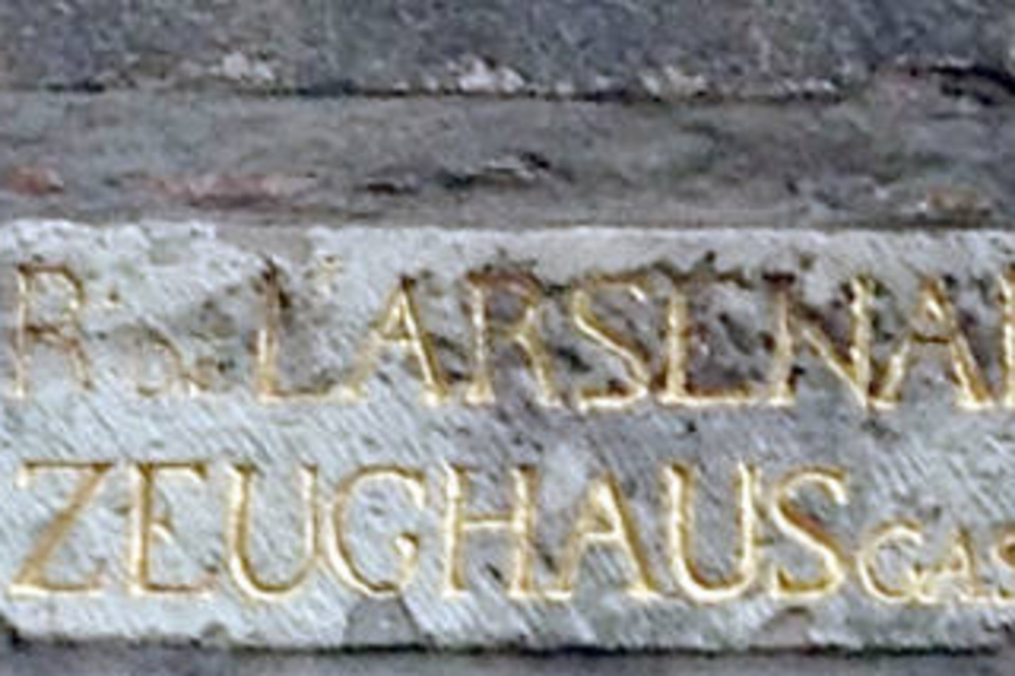 Zweisprachiges Straßenschild der Zeughausgasse